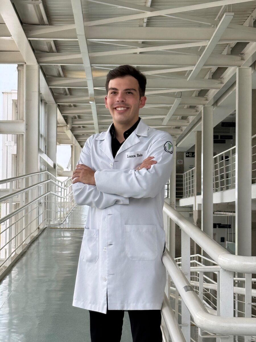 Lucca Reis de Oliveira, fisioterapeuta, de jaleco